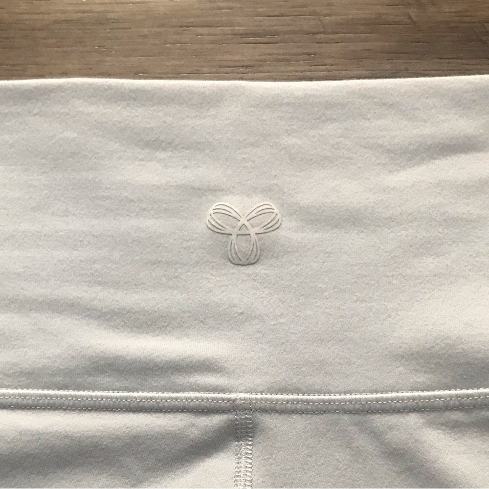 TNA Light Grey 7” Biker Shorts Size Small - Picture 3 of 7
